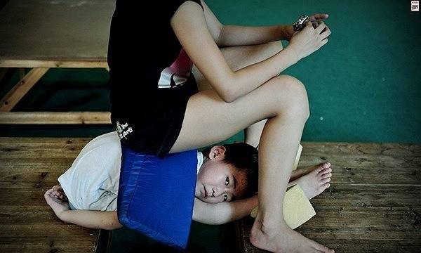 Bên trong những lớp học huấn luyện thể thao, nghệ thuật khắc nghiệt đến kinh hoàng tại Trung Quốc-3