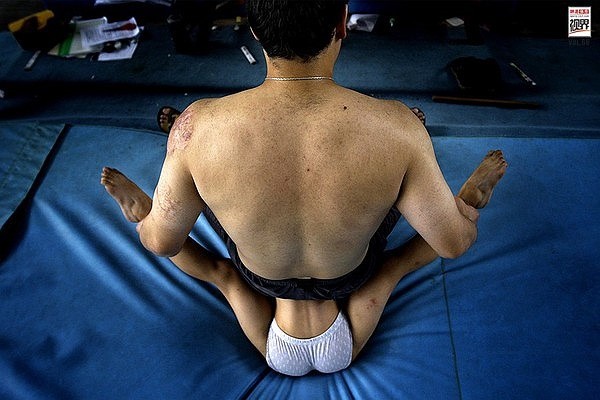 Bên trong những lớp học huấn luyện thể thao, nghệ thuật khắc nghiệt đến kinh hoàng tại Trung Quốc-2