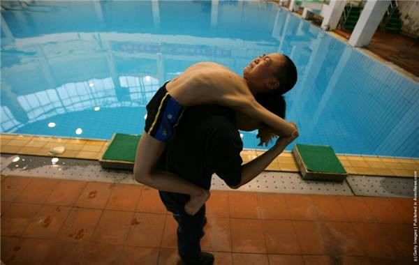 Bên trong những lớp học huấn luyện thể thao, nghệ thuật khắc nghiệt đến kinh hoàng tại Trung Quốc-6