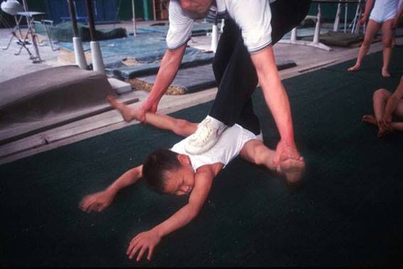 Bên trong những lớp học huấn luyện thể thao, nghệ thuật khắc nghiệt đến kinh hoàng tại Trung Quốc-7