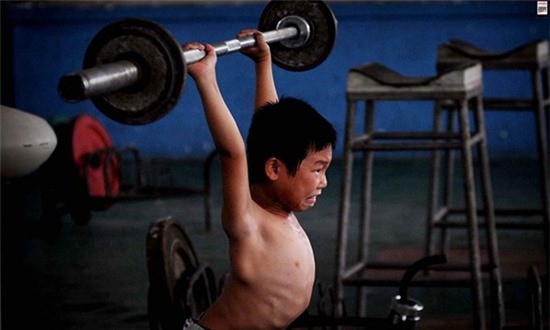 Bên trong những lớp học huấn luyện thể thao, nghệ thuật khắc nghiệt đến kinh hoàng tại Trung Quốc-10
