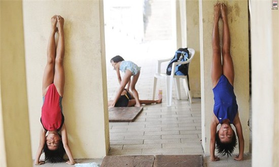 Bên trong những lớp học huấn luyện thể thao, nghệ thuật khắc nghiệt đến kinh hoàng tại Trung Quốc-12