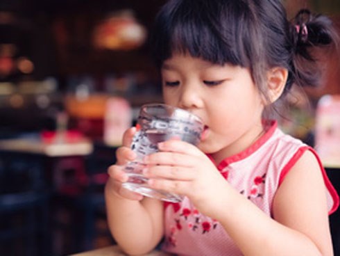 Con gái liên tục khát nước, mẹ thấy nghi cho đi khám thì phát hiện con mắc căn bệnh ít ai ngờ tới