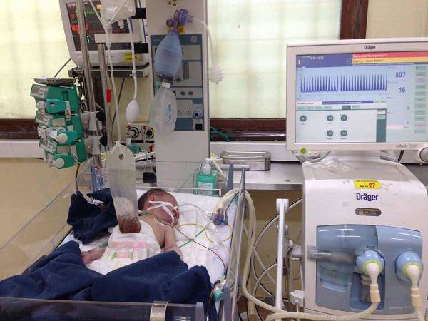 Người chồng đỡ đẻ cho vợ tại nhà: Ruột con vẫn lòi ngoài bụng, vợ tôi không dám về nhà”-2