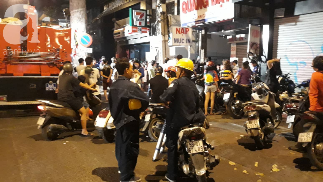 Đang ăn hủ tiếu dưới hẻm thì giàn giáo bất ngờ đổ sập khiến 1 người chết, 1 người bị thương-4