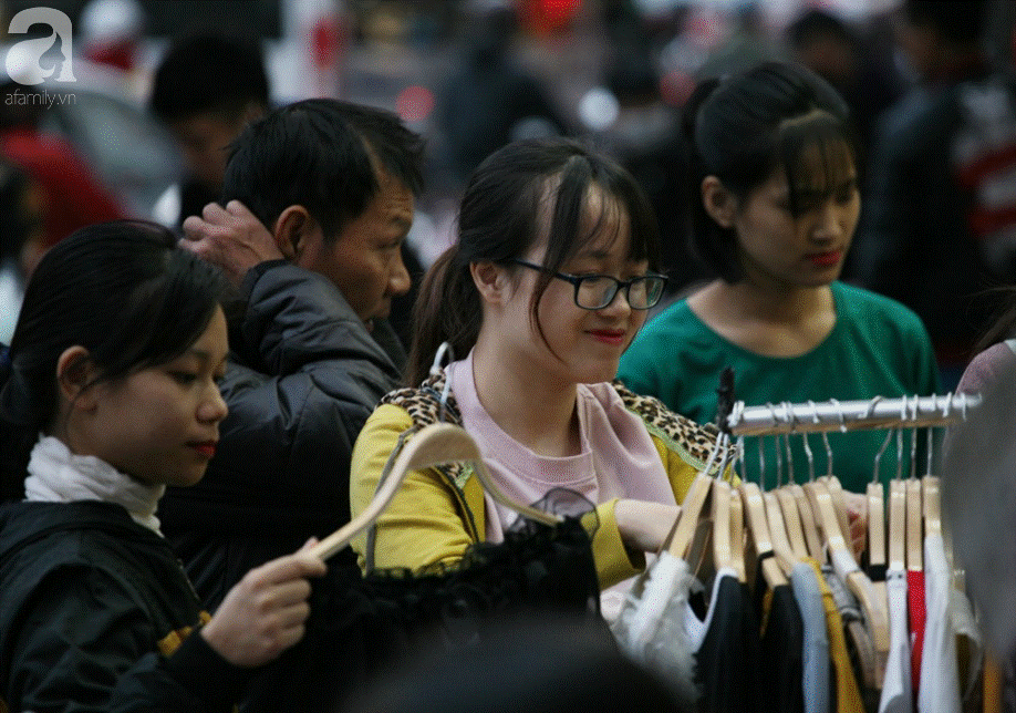 Trước giờ G mùa Black Friday 2018, Hà Nội đã náo nhiệt vì chị em ùn ùn kéo đi mua sắm-3