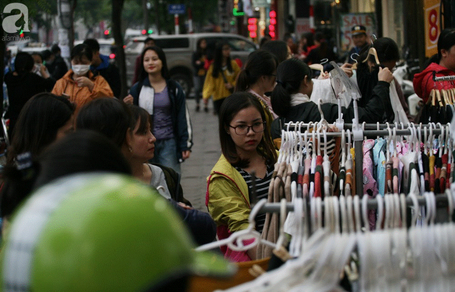Trước giờ G mùa Black Friday 2018, Hà Nội đã náo nhiệt vì chị em ùn ùn kéo đi mua sắm-4