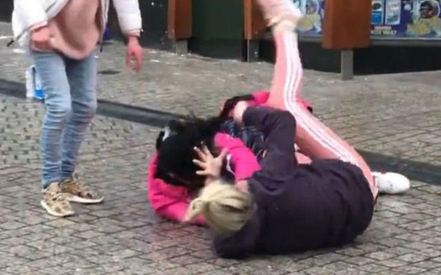 Hy hữu: Cô gái lao vào đánh ghen kịch liệt khi thấy mẹ ruột cặp với chính bạn trai mình-1