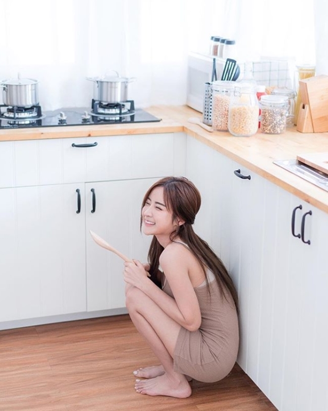 Nữ tú Thái Lan thi nhau khoe bảo bối dáng đẹp khi nấu bếp-20