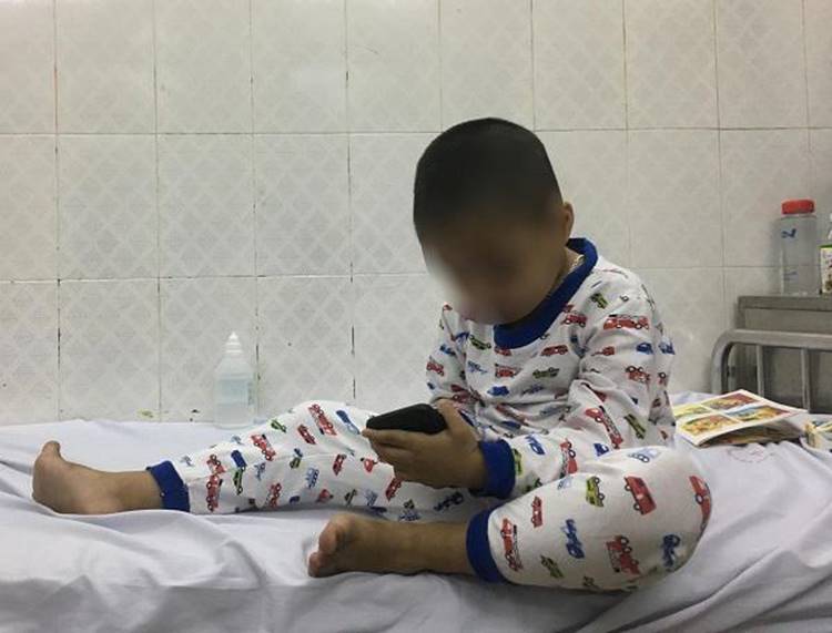 Ông bà dỗ cháu bằng điện thoại, mẹ Bình Định hốt hoảng thấy con 5 tuổi chưa biết nói-1