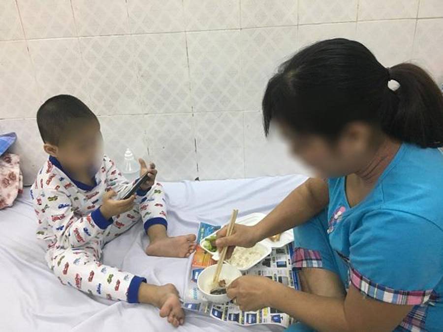 Ông bà dỗ cháu bằng điện thoại, mẹ Bình Định hốt hoảng thấy con 5 tuổi chưa biết nói-2