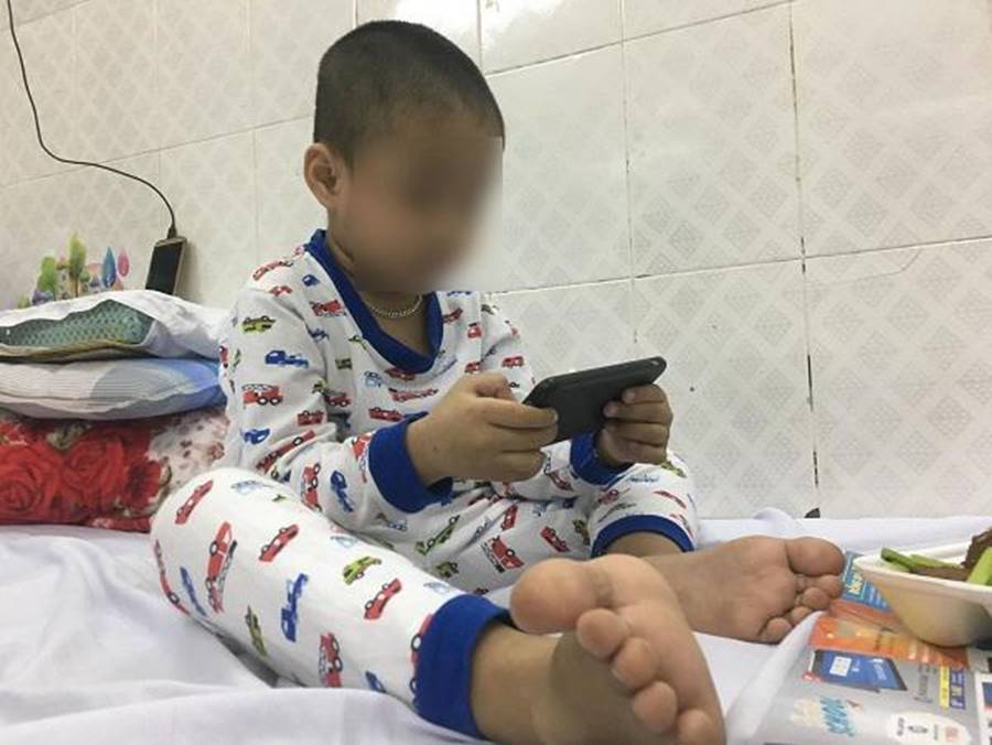 Ông bà dỗ cháu bằng điện thoại, mẹ Bình Định hốt hoảng thấy con 5 tuổi chưa biết nói-3