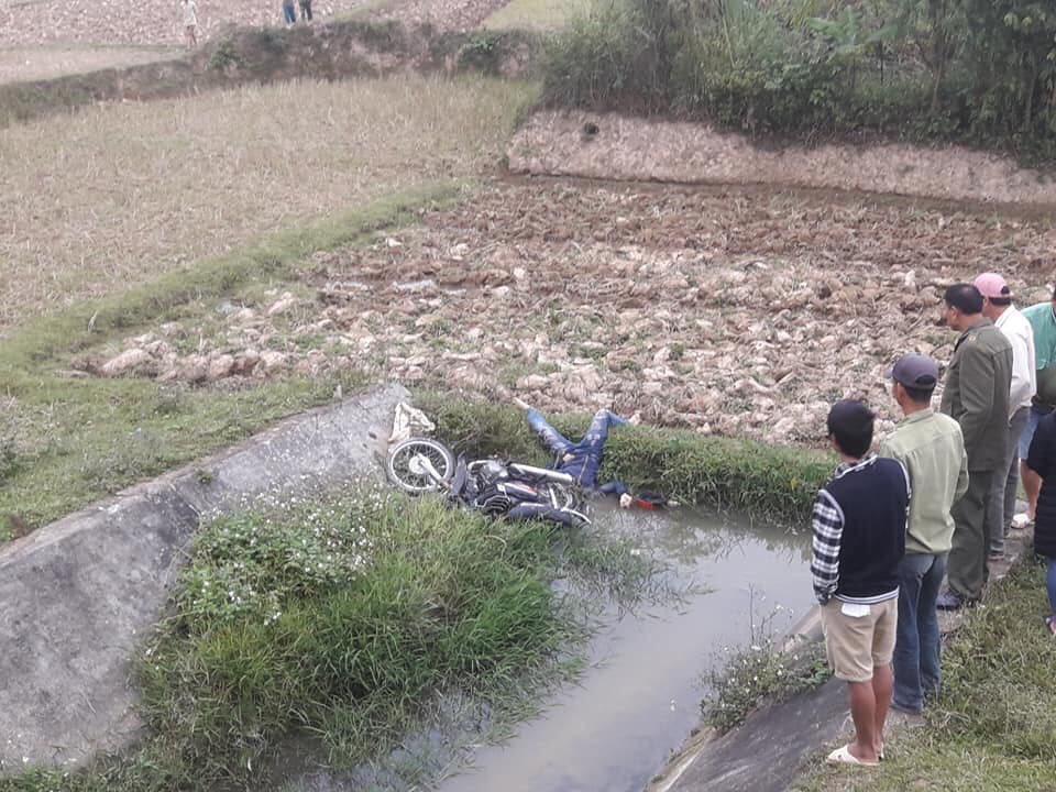 Phát hiện thi thể nam thanh niên chết dưới ruộng cùng xe máy-2
