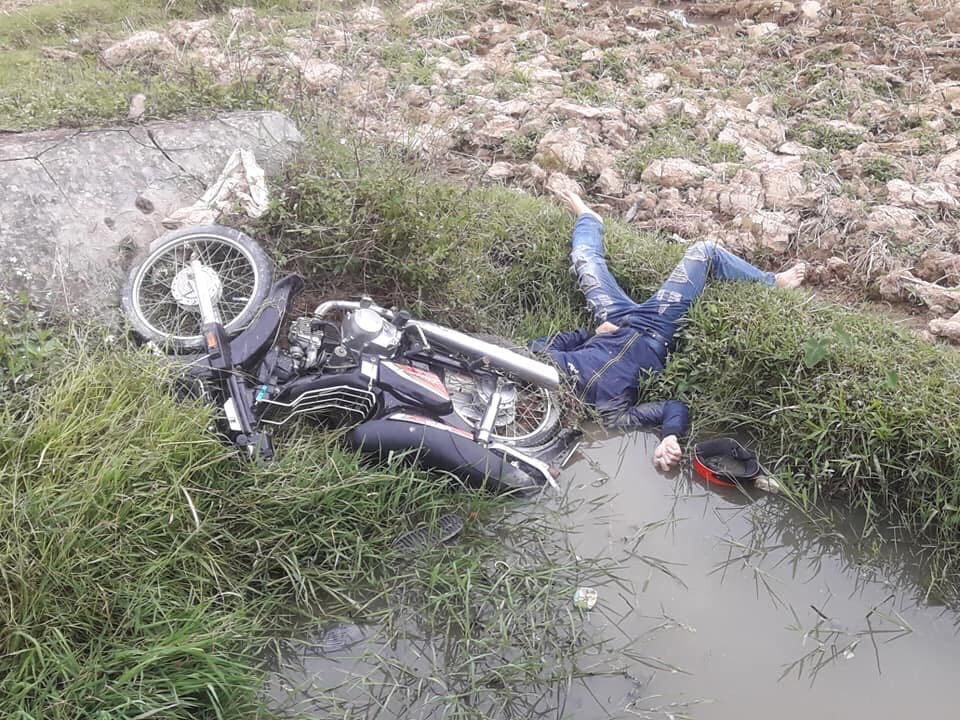 Phát hiện thi thể nam thanh niên chết dưới ruộng cùng xe máy-1