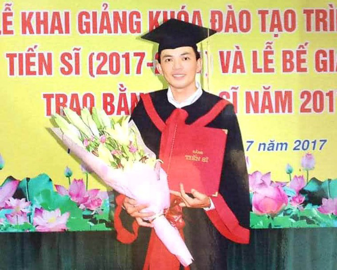 Giảng viên đại học đã có vợ nhưng sống như vợ chồng với 3 phụ nữ-1