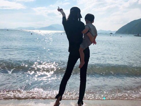 Hành động đáp trả của Angelababy giữa tin đồn mất quyền nuôi con về tay Huỳnh Hiểu Minh