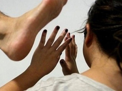 Nỗi đau đớn ám ảnh của người vợ trẻ bị chồng dùng dao... dạy dỗ