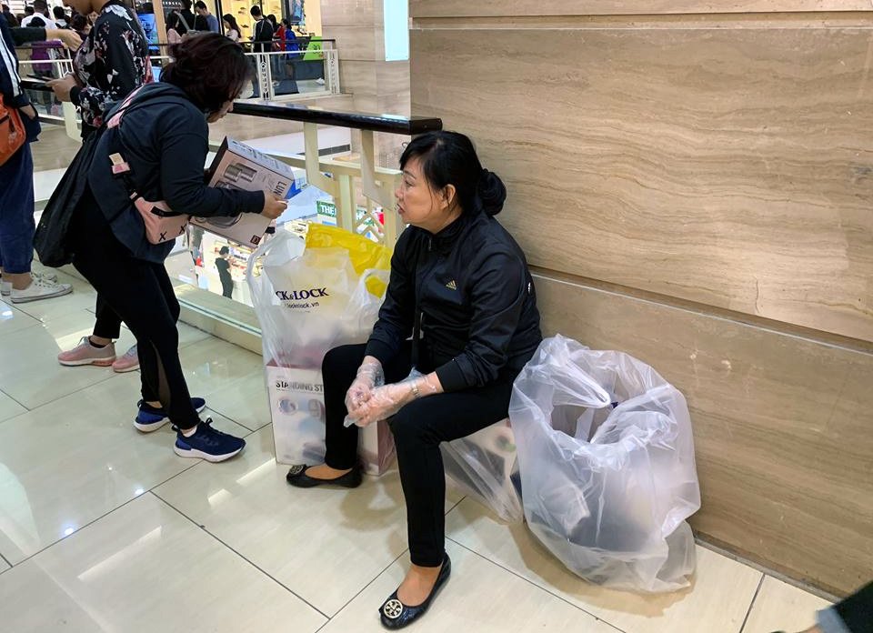 Mẹ già 70 tuổi bờ phờ chen lấn mua tặng 2 con dâu bộ nồi giảm giá-1