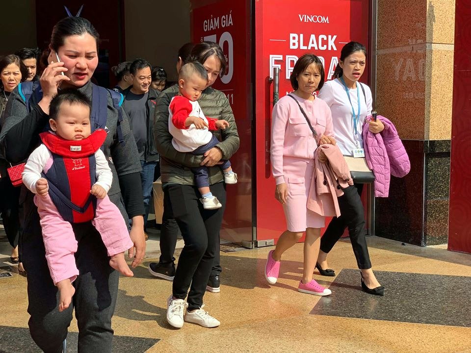 Mẹ già 70 tuổi bờ phờ chen lấn mua tặng 2 con dâu bộ nồi giảm giá-10