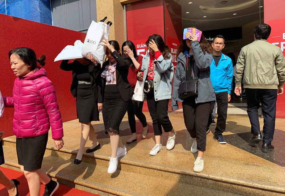 Mẹ già 70 tuổi bờ phờ chen lấn mua tặng 2 con dâu bộ nồi giảm giá-11