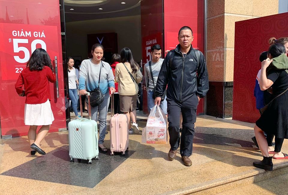 Mẹ già 70 tuổi bờ phờ chen lấn mua tặng 2 con dâu bộ nồi giảm giá-12