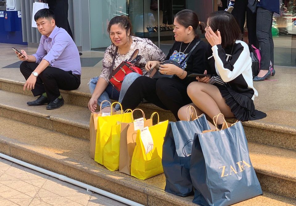 Mẹ già 70 tuổi bờ phờ chen lấn mua tặng 2 con dâu bộ nồi giảm giá-13