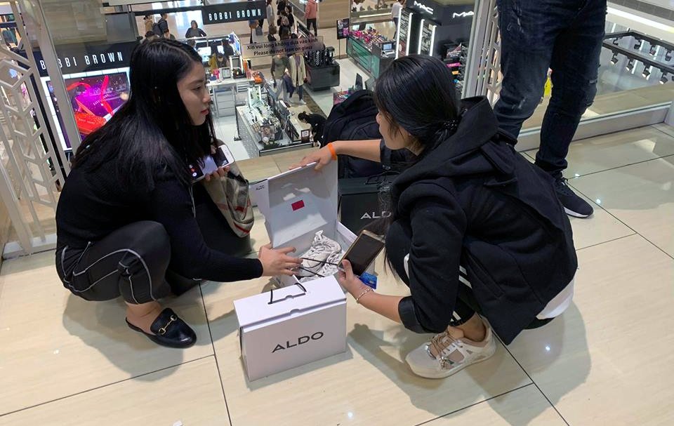 Mẹ già 70 tuổi bờ phờ chen lấn mua tặng 2 con dâu bộ nồi giảm giá-2