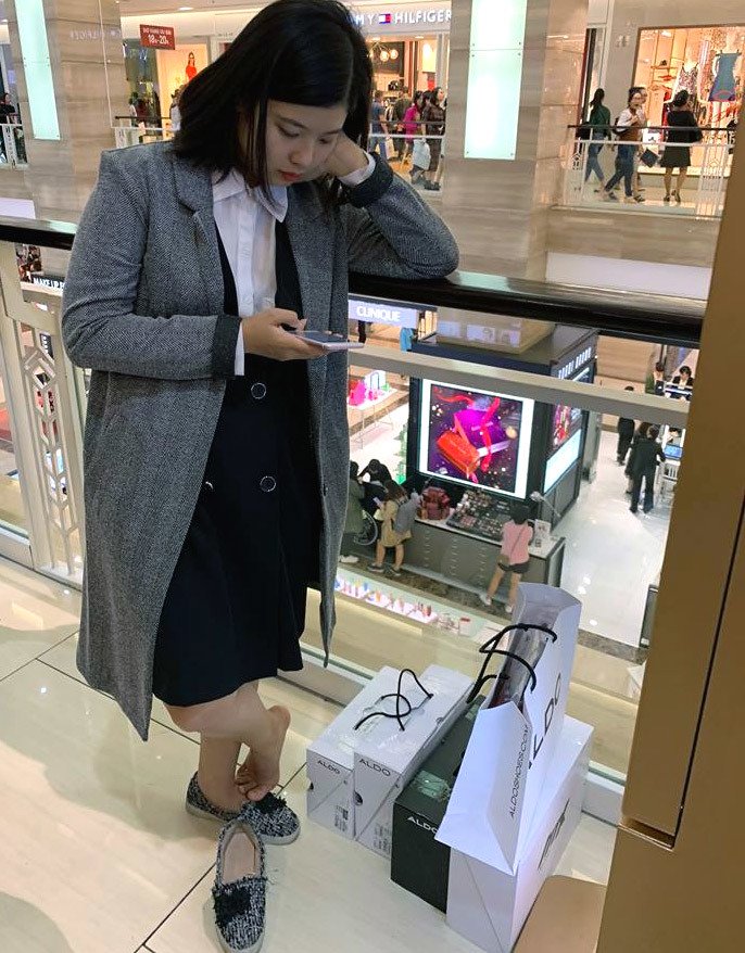 Mẹ già 70 tuổi bờ phờ chen lấn mua tặng 2 con dâu bộ nồi giảm giá-3