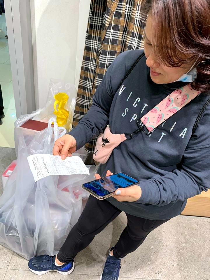 Mẹ già 70 tuổi bờ phờ chen lấn mua tặng 2 con dâu bộ nồi giảm giá-4