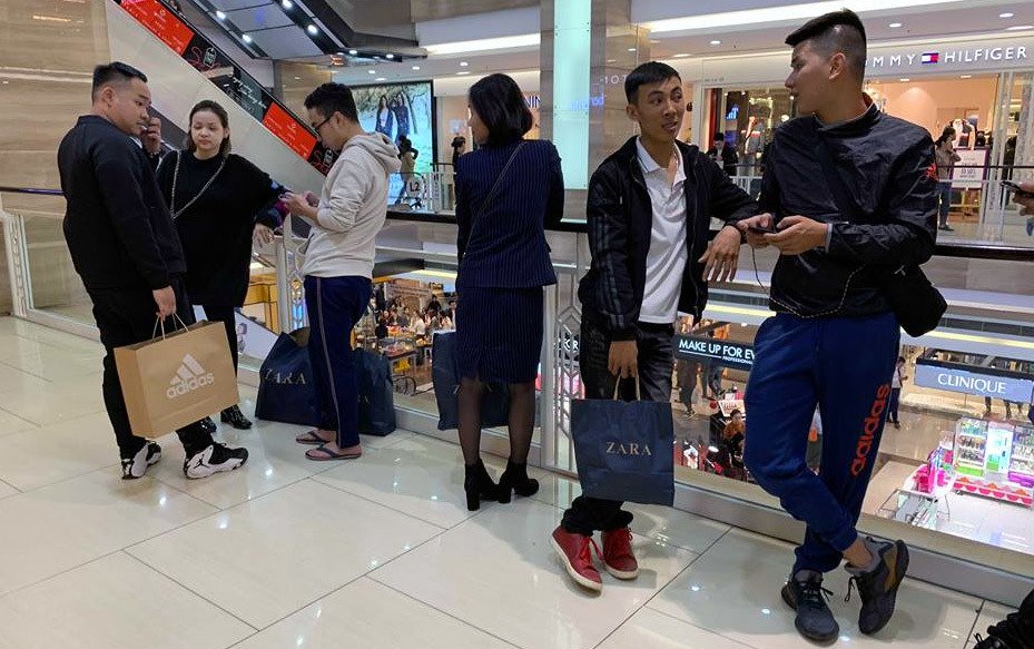 Mẹ già 70 tuổi bờ phờ chen lấn mua tặng 2 con dâu bộ nồi giảm giá-5