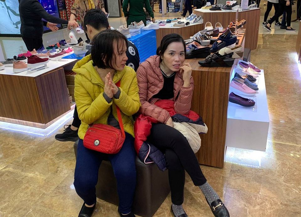 Mẹ già 70 tuổi bờ phờ chen lấn mua tặng 2 con dâu bộ nồi giảm giá-6