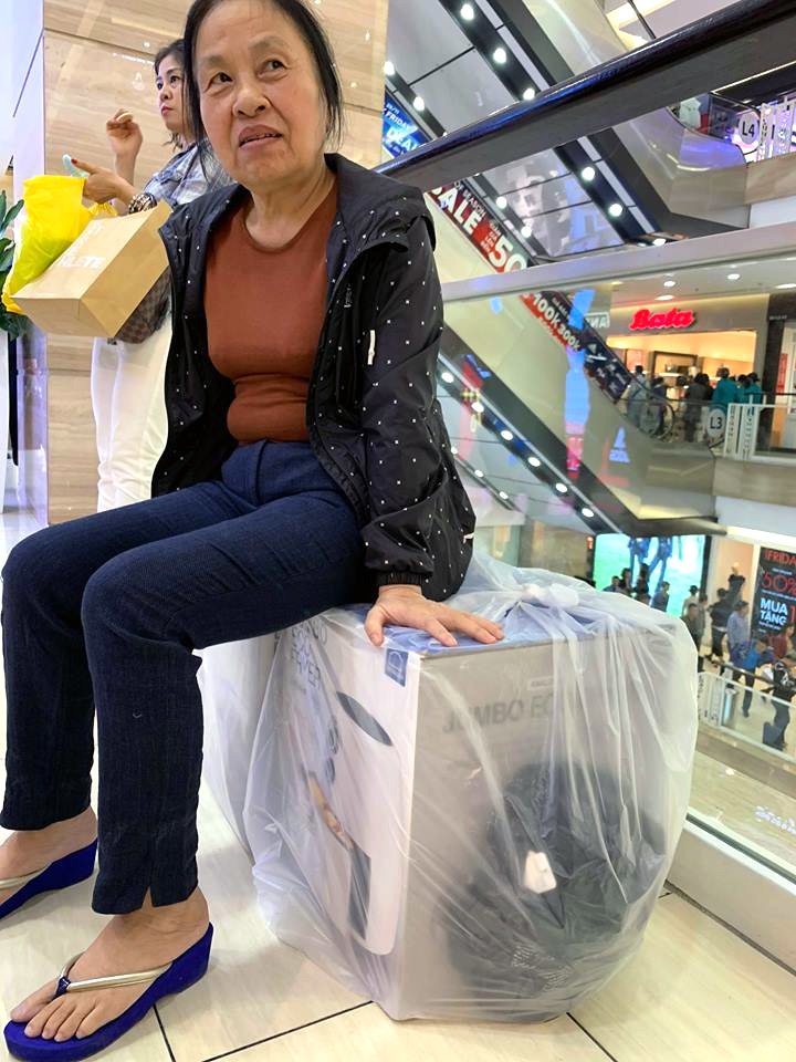 Mẹ già 70 tuổi bờ phờ chen lấn mua tặng 2 con dâu bộ nồi giảm giá-7