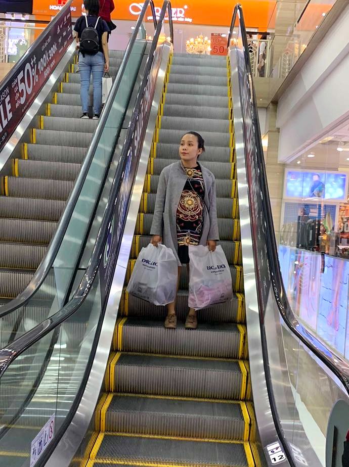 Mẹ già 70 tuổi bờ phờ chen lấn mua tặng 2 con dâu bộ nồi giảm giá-8