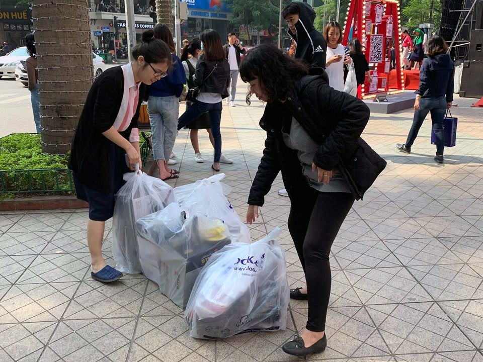 Mẹ già 70 tuổi bờ phờ chen lấn mua tặng 2 con dâu bộ nồi giảm giá-9