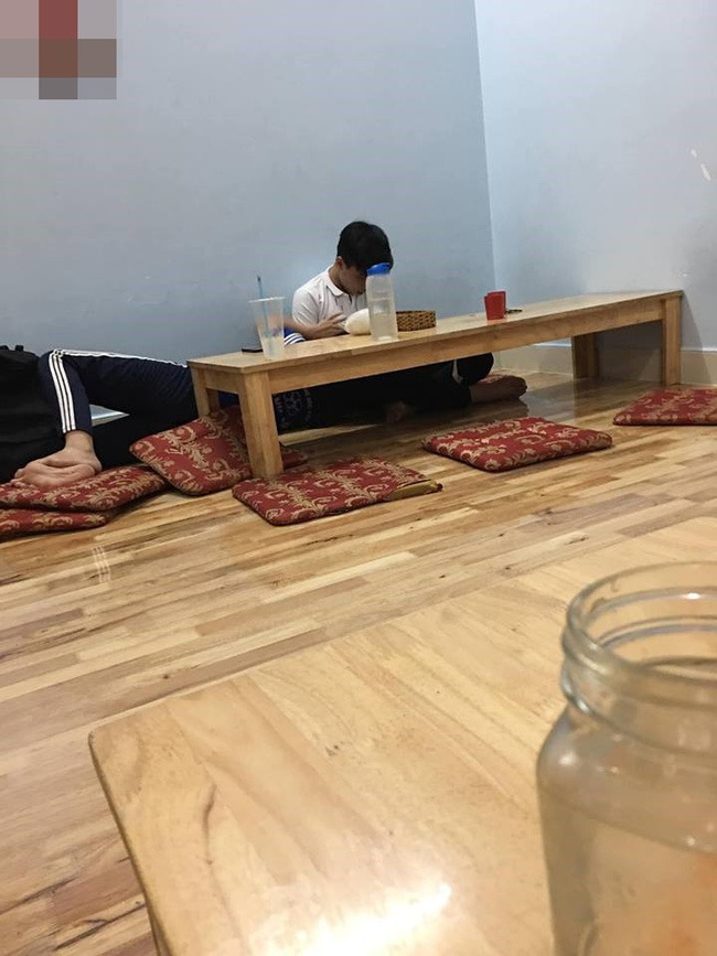 Đôi trẻ có hành động lạ đằng sau chiếc bàn kém duyên” ở quán mỳ cay, dân mạng thi nhau đoán già đoán non-1