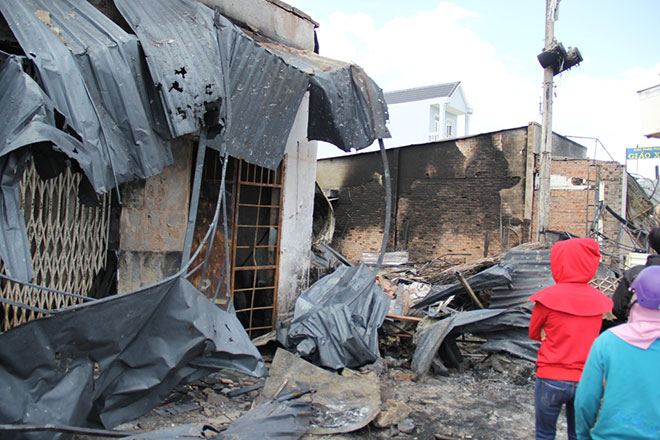 Tai nạn xe bồn 6 người chết: Ngây dại nhìn vợ và 2 con nằm bất động trong đống đổ nát-2