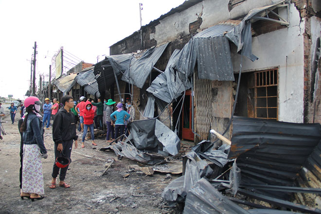 Tai nạn xe bồn 6 người chết: Ngây dại nhìn vợ và 2 con nằm bất động trong đống đổ nát-1