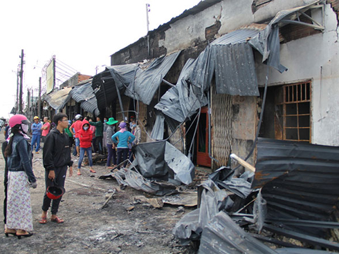 Nghẹn lòng cảnh chồng đưa thi thể vợ và 2 con nhỏ về quê sau vụ cháy xe bồn chở xăng ở Bình Phước-13