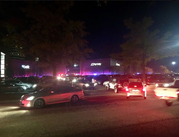 Mỹ: Xả súng trong trung tâm mua sắm ngày Black Friday, người dân tháo chạy toán loạn-1