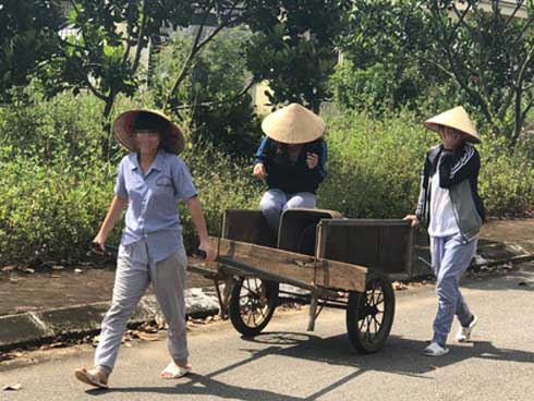 Clip sốc: Nữ nhân viên Vietjet bị nhóm thanh niên tát, đạp vào người rồi đe dọa: Mày thích quay clip không? Mày quay cái gì?-5