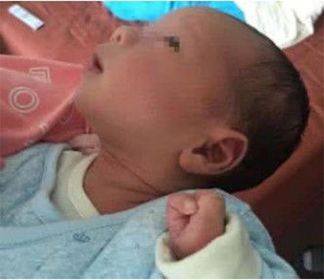Sinh con trai không ngón tay, cả gia đình đau khổ nhưng mẹ trẻ chỉ biết cúi gằm mặt-1