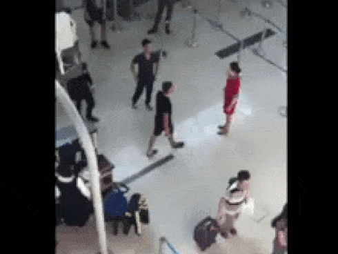 Vụ nữ nhân viên hàng không bị hành hung tại sân bay Thanh Hoá: Do từ chối chụp ảnh cho nhóm nam thanh niên vì đang trong quá trình làm việc-2