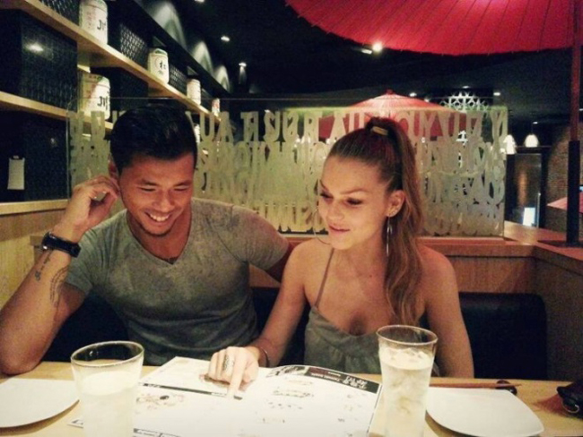 Ngắm vợ siêu mẫu nóng bỏng của đội trưởng Campuchia trước đại chiến Việt Nam-12