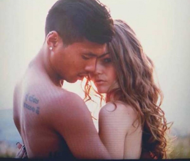 Ngắm vợ siêu mẫu nóng bỏng của đội trưởng Campuchia trước đại chiến Việt Nam-7