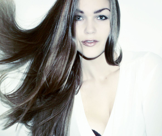 Ngắm vợ siêu mẫu nóng bỏng của đội trưởng Campuchia trước đại chiến Việt Nam-23