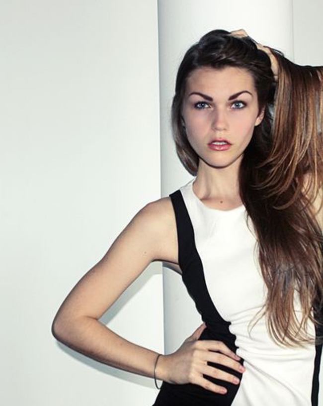 Ngắm vợ siêu mẫu nóng bỏng của đội trưởng Campuchia trước đại chiến Việt Nam-18