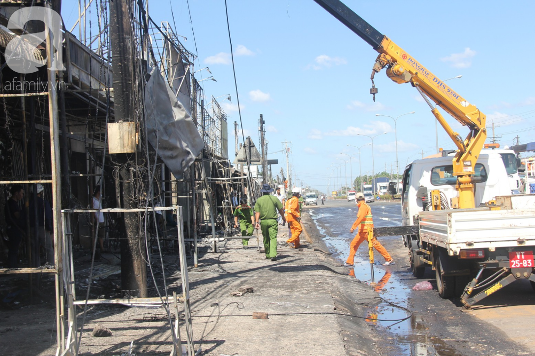 Nghẹn lòng cảnh chồng đưa thi thể vợ và 2 con nhỏ về quê sau vụ cháy xe bồn chở xăng ở Bình Phước-10