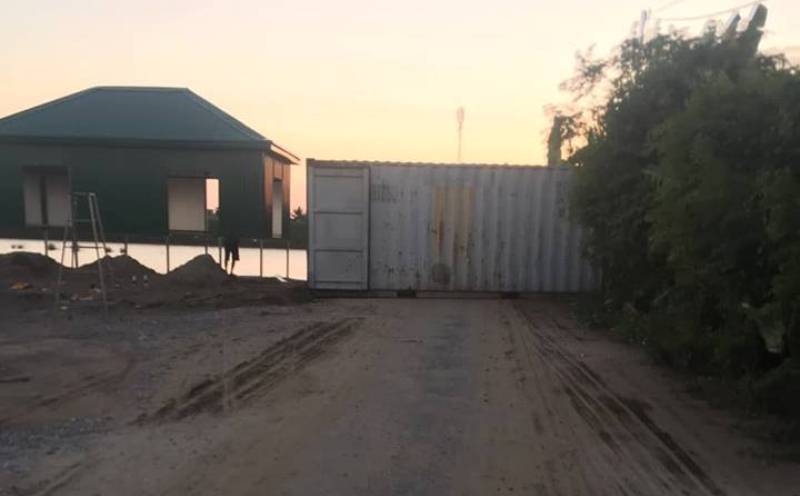 Bị nhóm giang hồ đất Cảng bao vây, nữ giám đốc quỳ lạy-1