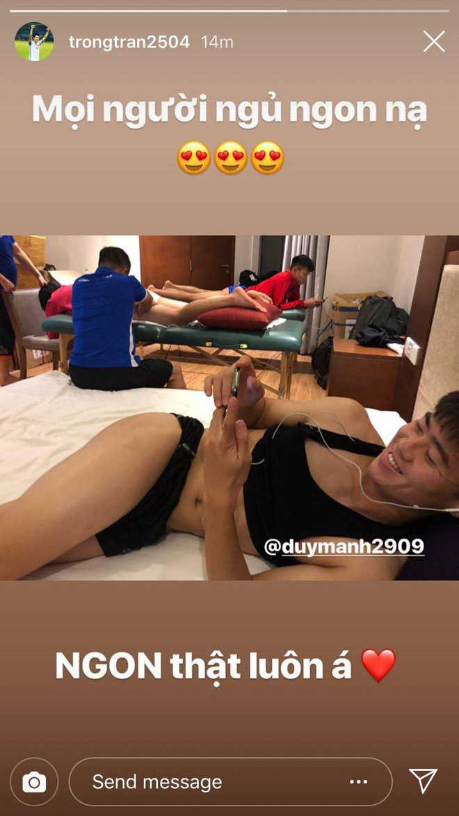 Đình Trọng khoe ảnh Duy Mạnh sexy khi làm vật lý trị liệu trước trận gặp Campuchia-1
