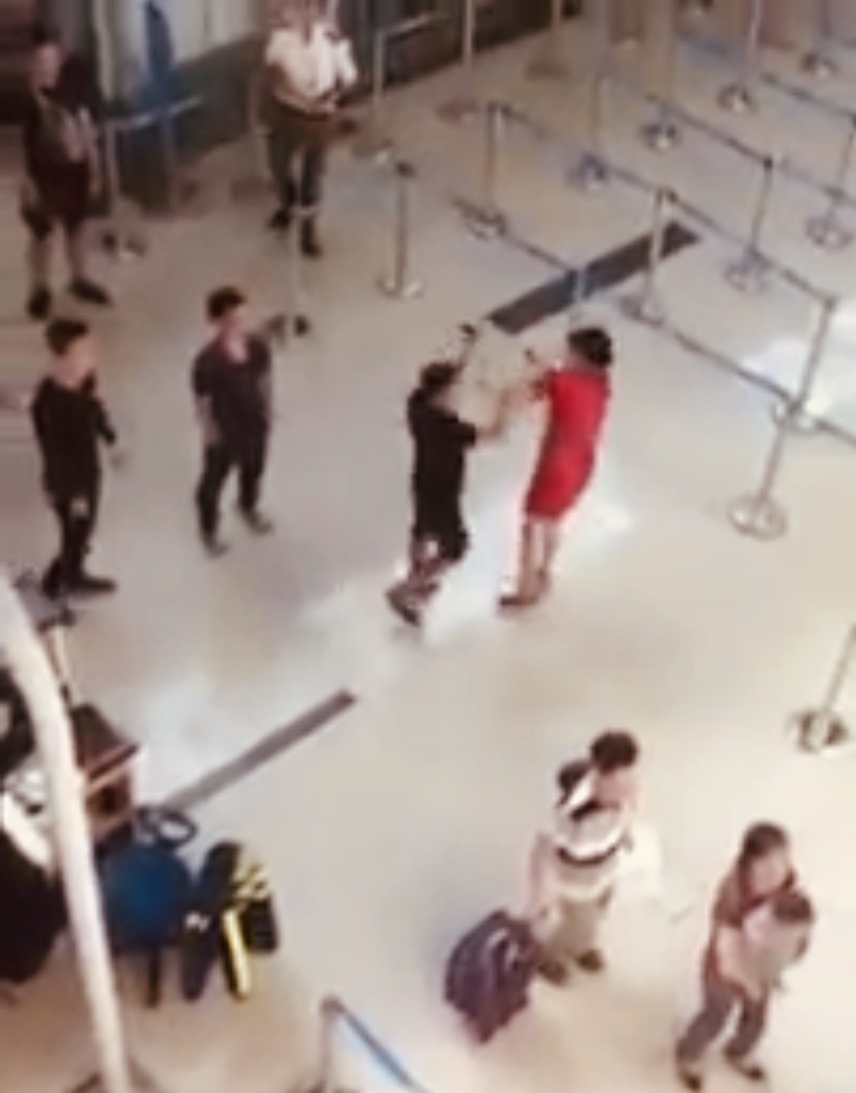 Nữ nhân viên hàng không bị hành hung: Tới giờ em vẫn còn sợ-1